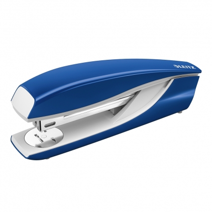 Capsator Novus B4 re+new, 40 coli, capse 24/6, 26/6, 24/8, negru, 81% pp reciclat Capsator metalic Leitz 5504 NeXXt Series, 40 coli, 200 capse P3 incluse, albastru